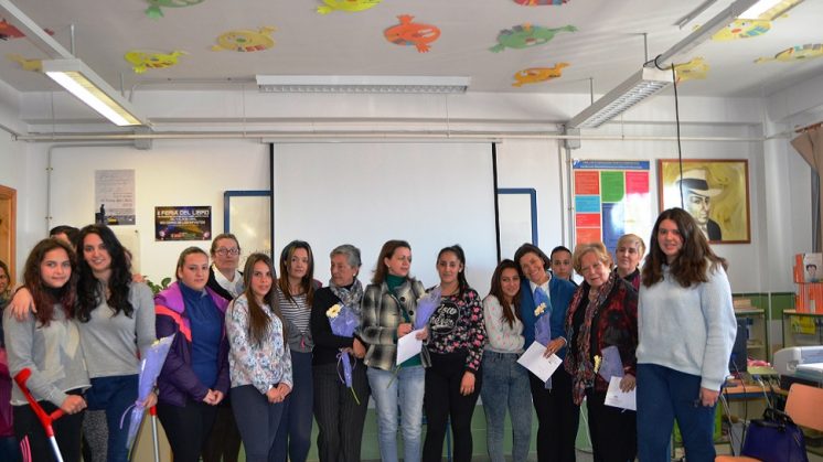 Alumnas del instituto de Pinos Puente homenajean a siete mujeres ejemplares en el Día de la Mujer