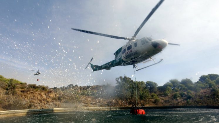 Los helicópteros de extinción pueden albergar entre mil y 4.500 litros de agua. Foto: aG.