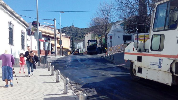 Tareas de refuerzo del firme en la calle Fajalauza, entre el Albaicín y Haza Grande. Foto: N.S.L.