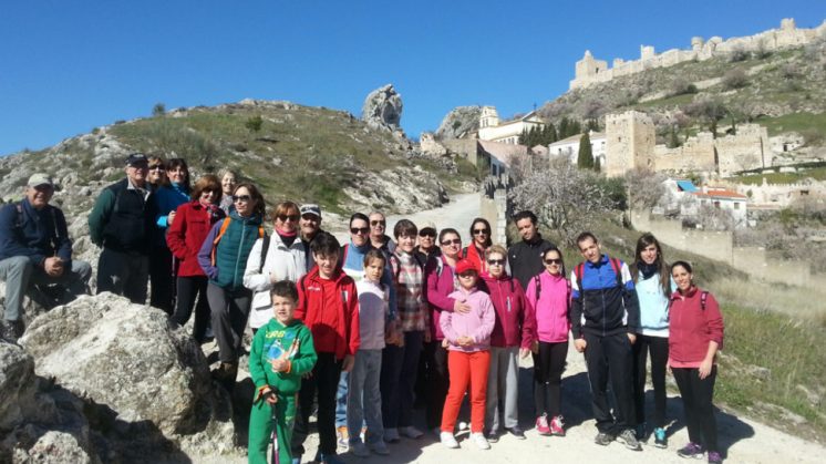 Los jóvenes, bajo las murallas del Castillo de Moclín. Foto: aG