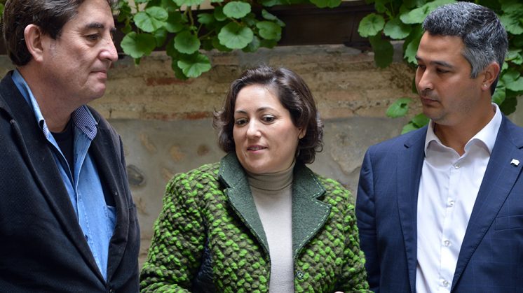 Luis García Montero, poeta granadino y candidato de IU a la Comunidad de Madrid, junto a la candidata al Parlamento Andaluz, María del Carmen Pérez. Foto: aG