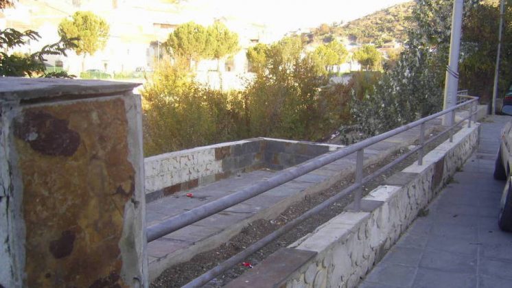 El emblemático puente de la localidad recuperará su estado original después de que hace ahora ocho años un coche impactara contra él. Foto: aG