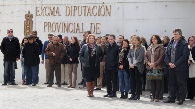 Personal de la Diputación, durante el minuto de silencio. Foto: aG.