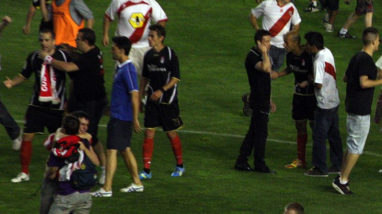 Mikel Rico, a la derecha de la imagen, trata de confirmar si el Granada CF está salvado tras acabar el partido en Vallecas. Foto: Luis F. Ruiz