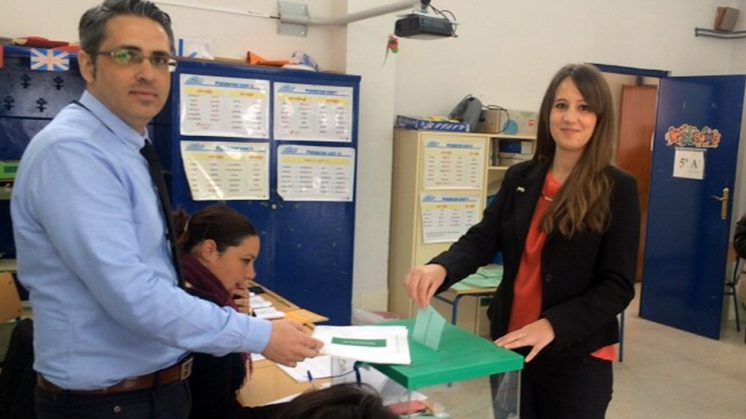 Rocío Vázquez, en el momento de depositar su voto en Caniles. Foto: aG