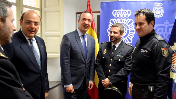 En el centro, el secretario de Estado de Seguridad, Francisco Martínez, junto al presidente de la Diputación, Sebastián Pérez, y agentes de la Policía Local de Granada. Foto: aG