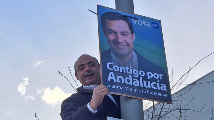Sebastián Pérez ha restituido personalmente algunas de las banderolas. Foto: aG