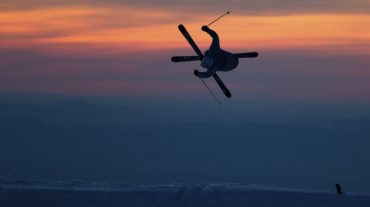 Sierra Nevada arranca la promoción del Mundial de 2017 con una exhibición de saltos al atardecer