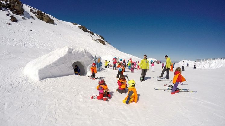 Sierra Nevada acoge el I Festival del Esquí con carreras entre amigos, música y pruebas de material