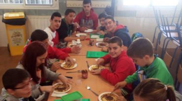 Jóvenes de Las Gabias aprenden a cocinar y a comer sano gracias a un taller