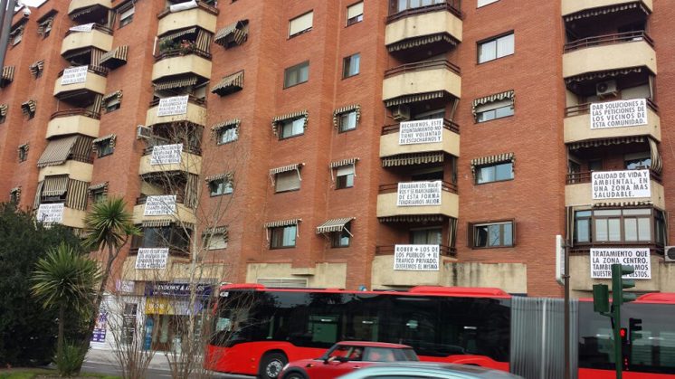 Los vecinos del Violón instalaron pancartas en sus balcones para protestar por el intercambiador. Foto: aG.