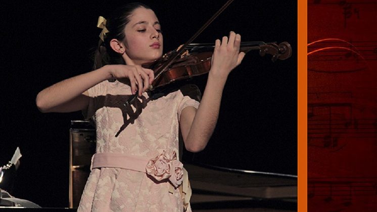 El Ayuntamiento de Monachil beca a la joven violinista María Dueñas