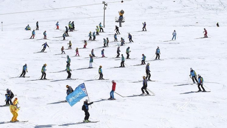 Voluntarios de la ONG han desarrollado una campaña de concienciación para instar a los esquiadores y snowborders a que donen los tres euros de fianza del forfait. Foto: Sierra Nevada