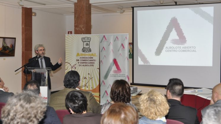 El acto finalizó con la presentación por parte de Ascoal de la imagen corporativa del Centro Comercial Abierto de Albolote. Foto: aG