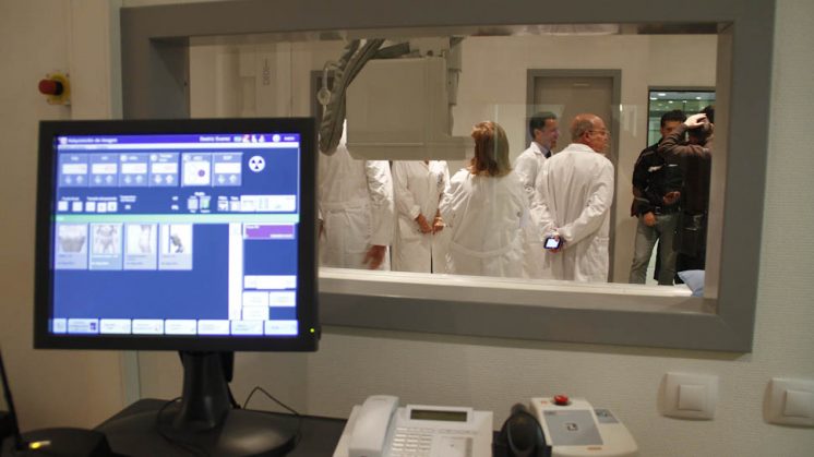Las máquinas de radiodiagnóstico proporcionan al médico una imagen digital. Foto: Álex Cámara.