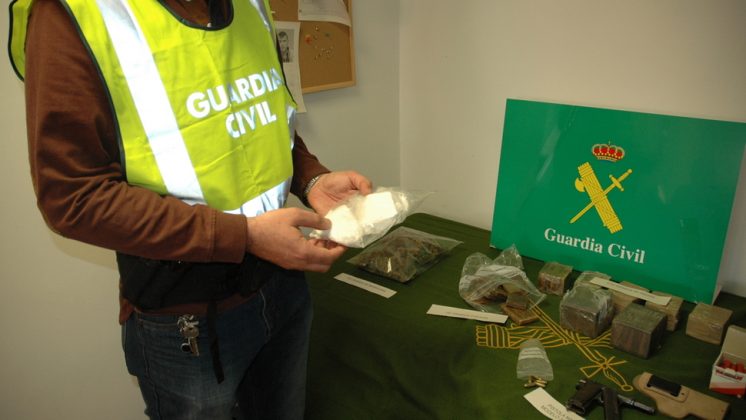 Los agentes se han intervenido 200 gramos de cocaína, cinco kilos de hachís y más de dos kilos de marihuana, además de una pistola y munición. Foto: Guardia Civil