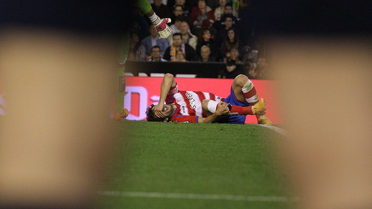 Diego Mainz se duele de un golpe recibido durante el partido del lunes. Foto: Luis F. Ruiz
