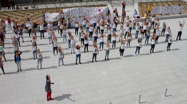 'Flash mob' de estudiantes de Educación Social para animar y apoyar a una compañera en tratamiento oncológico