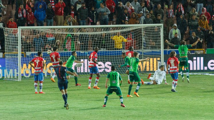 Momento en el que el Granada CF encaja el tanto del empate ante el Celta de Vigo. Foto: Antonio Ropero