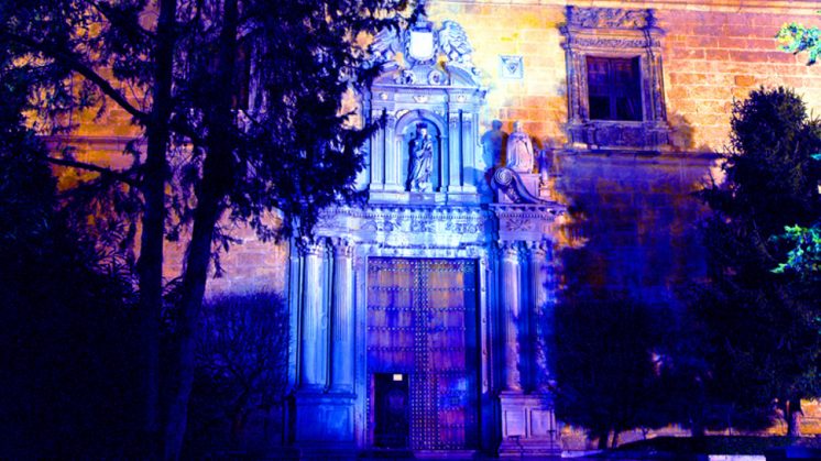 La fachada del Hospital Real, iluminada de azul. Foto: aG.