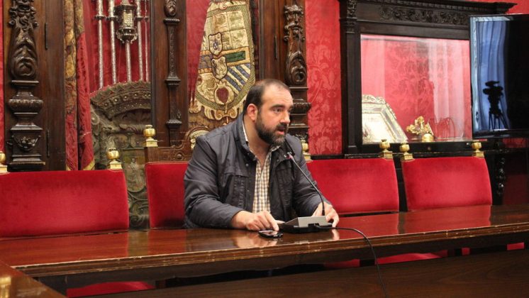 El concejal de IU y candidato a la Alcaldía de Granada, Francisco Puentedura durante la rueda de prensa este martes. Foto: aG