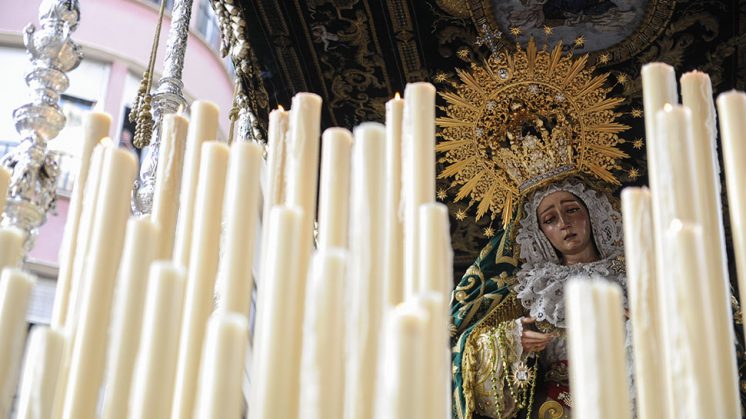 La imagen procesiona en la tarde del Martes Santo de Granada. Foto: Alejandro Romero
