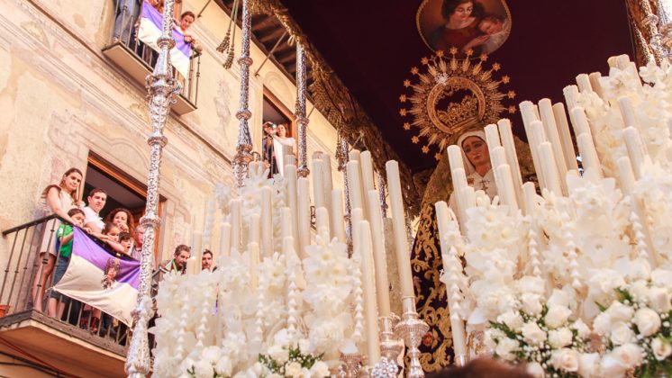 La Virgen de las Penas 'sorteó' con holgura las escalinatas de San Matías dejando grandes momentos de pasión. Foto: Antonio Ropero