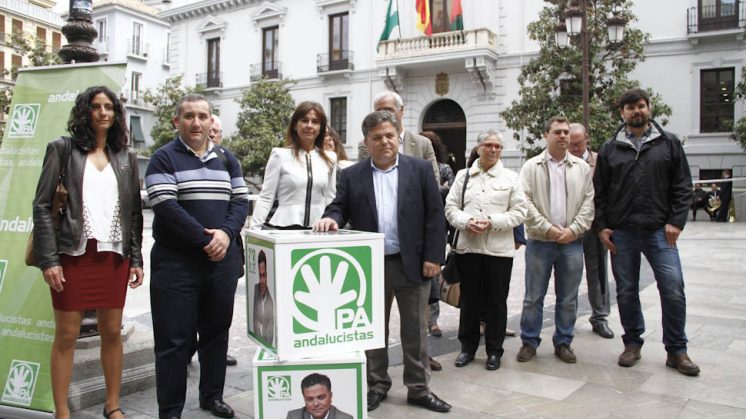 Domingo Funes, candidato a la Alcaldía de Granada por el PA, presenta su lista en la Plaza del Carmen