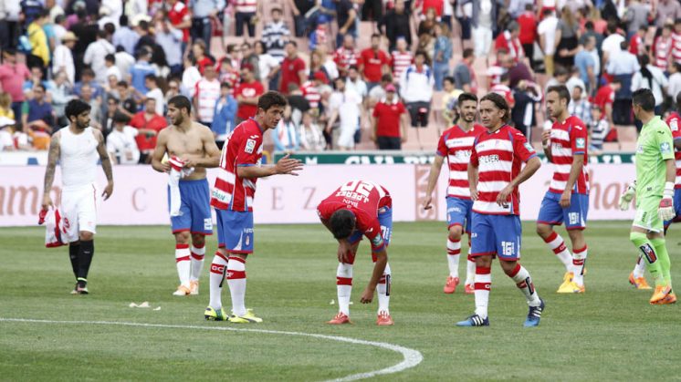 Piti animaba a sus compañeros en el último partido disputado en Los Cármenes contra el Sevilla. Foto: Álex Cámara