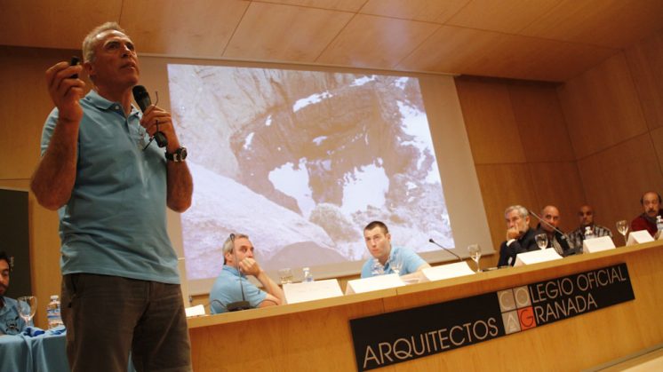 El portavoz de la Expedición Ilíberis explica a la prensa lo ocurrido. Foto: Álex Cámara