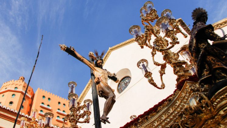 Los Favores protagonizó otro de esos momentos cúlmenes de la Semana Santa granadina. Foto: Tricia González