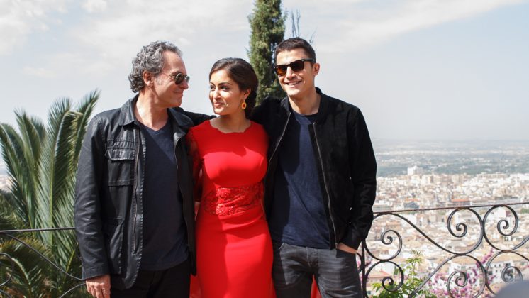 Tres de los protagonistas de la serie han posado para la prensa durante una visita al rodaje. Foto: Antonio Ropero
