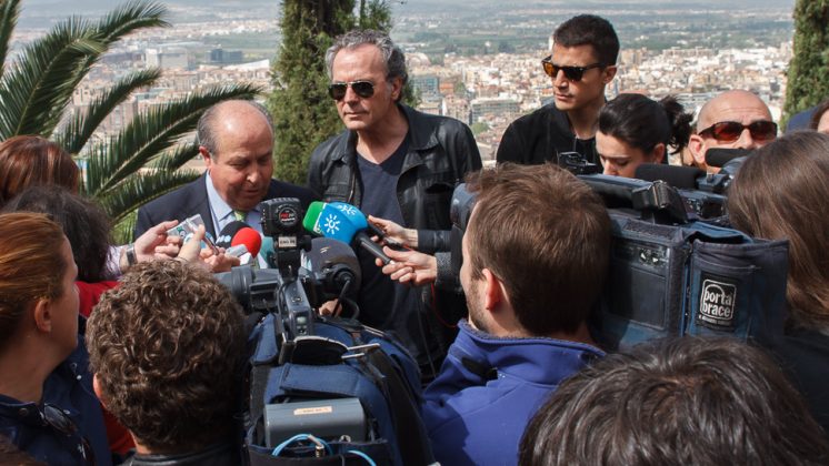 El alcalde de Granada ha visitado el rodaje de la serie. Foto: Antonio Ropero