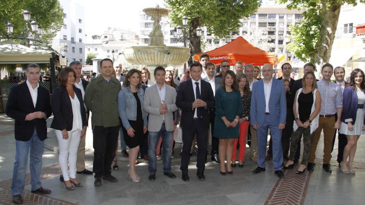 Los 27 miembros y los cuatro suplentes de la primera lista de C's para Granada capital. Foto: Álex Cámara