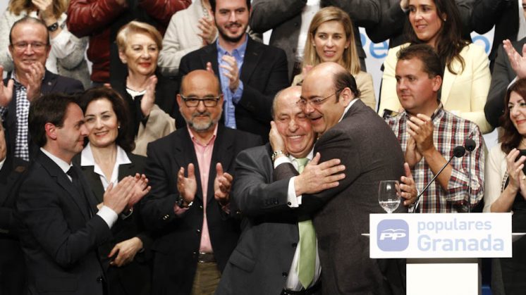 Torres Hurtado recibe el afecto del presidente provincial del PP, Sebastián Pérez. Foto: Álex Cámara