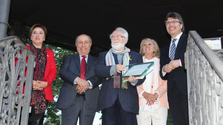 Juan de Loxa recogió el Premio de la Feria en un acto en el Quiosco de la Música del Paseo del Salón. Foto: aG