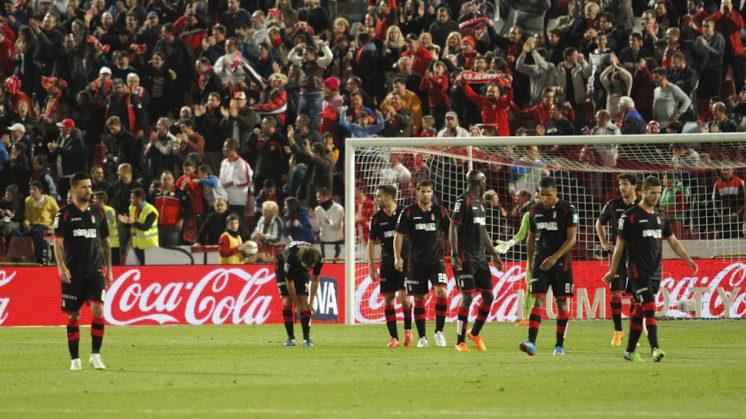Los jugadores del Granada CF, tras recibir el primer gol del partido. Foto: Álex Cámara