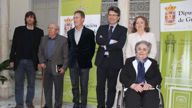 Los galardonados junto al diputado de Cultura, José Torrente. Foto: aG