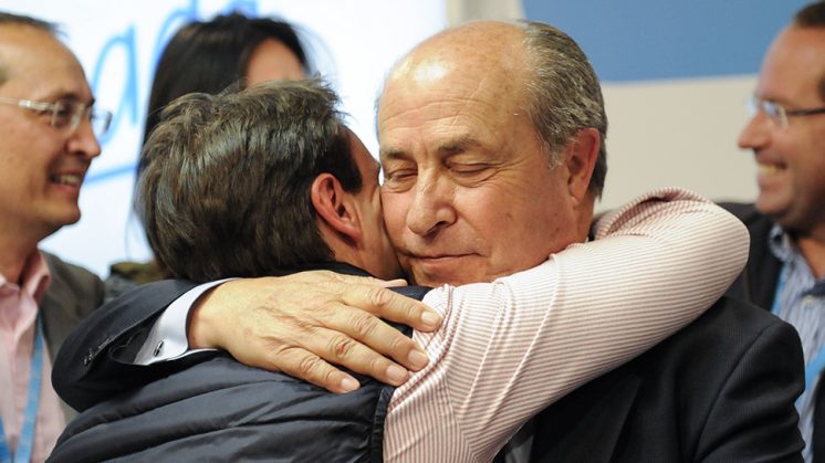 José Torres Hurtado recibe el afectuoso abrazo de Juan Antonio Fuentes, una vez conocidos los resultados. Foto: Alejandro Romero