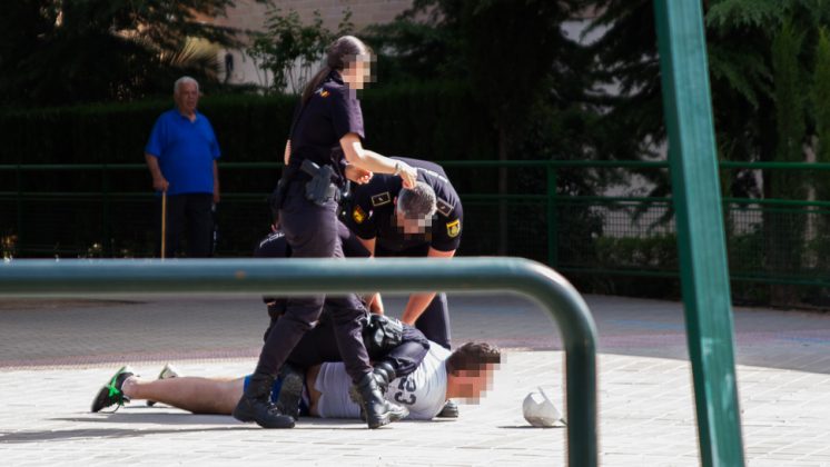 El chico es reducido por los policías. Foto: Antonio Ropero