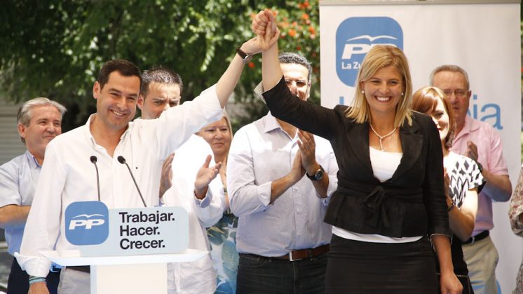 El líder regional de los populares, con la candidata del PP en La Zubia, Inmaculada Hernández. Foto: Álex Cámara