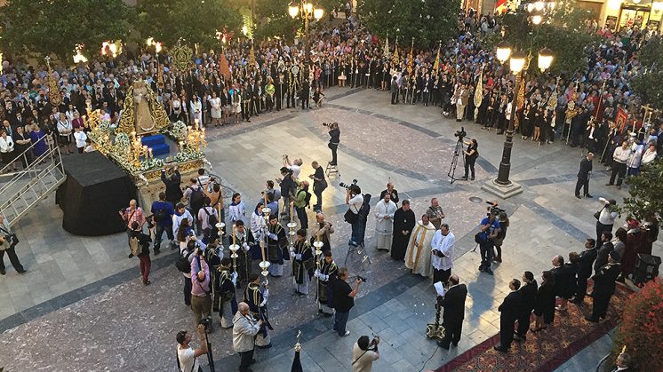 La imagen recibió la medalla de oro de la ciudad de Granada en una plaza del Carmen abarrotada. Foto: Luis F. Ruiz