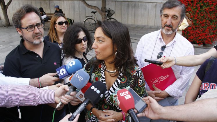 La candidata de UPyD a la Alcaldía de Granada, Mayte Olalla, ha hecho su balance sobre la campaña en la Plaza del Carmen. Foto: Álex Cámara