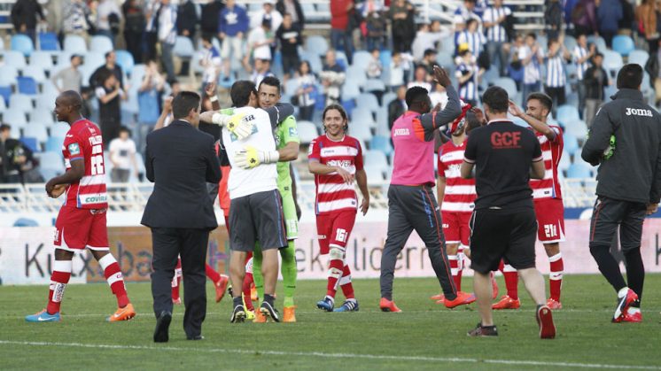 Los jugadores del Granada CF celebran la victoria en Anoeta. Foto: Álex Cámara