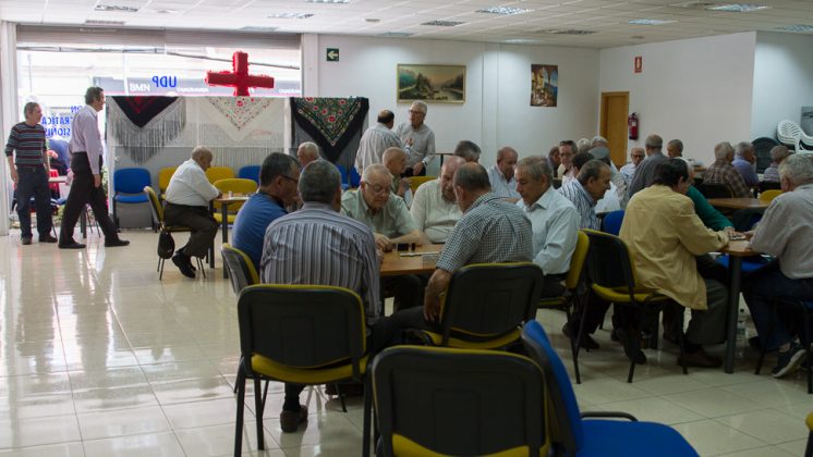 Pensionistas en una celebración el pasado Día de la Cruz. Foto: Antonio Ropero