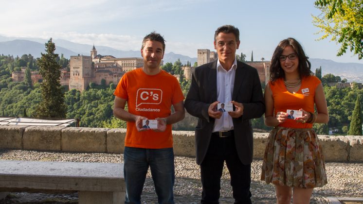 Con la Alhambra como telón de fondo, Ciudadanos ha iniciado su "maratón naranja". Foto: Antonio Ropero.