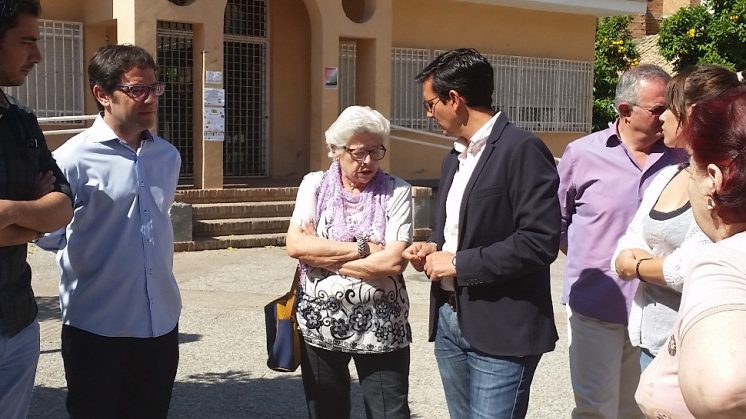 Francisco Cuenca ha visitado la biblioteca junto a varios vecinos. Foto: aG.