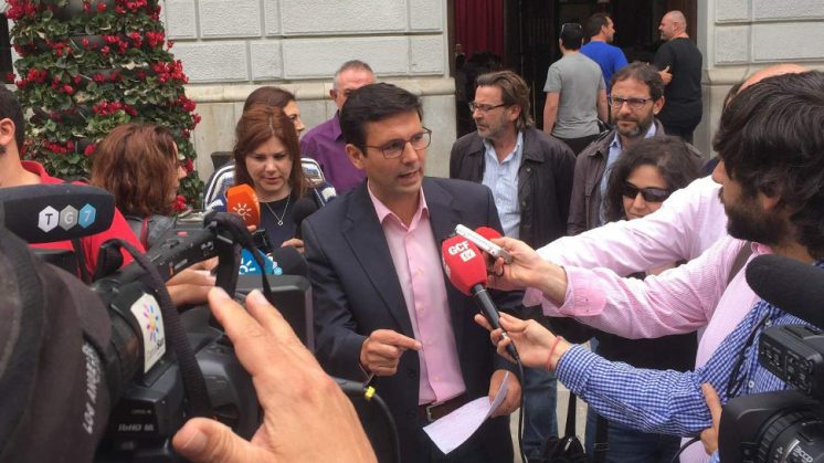 Según Cuenca, el acuerdo "levantará las alfombras y abrirá las ventanas de un Ayuntamiento con niveles de oscurantismo inconcebibles". Foto: aG.
