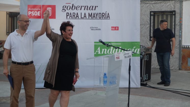 La secretaria provincial del PSOE, Teresa Jiménez, junto al candidato socialista a la Alcaldía de Santa Fe, Manuel Gil. Foto: aG