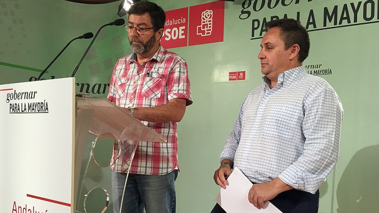 El alcalde de Pinos Puente (d), José Enrique Medina, ha comparecido junto al concejal del PFEA, Francisco Pérez. Foto: Luis F. Ruiz